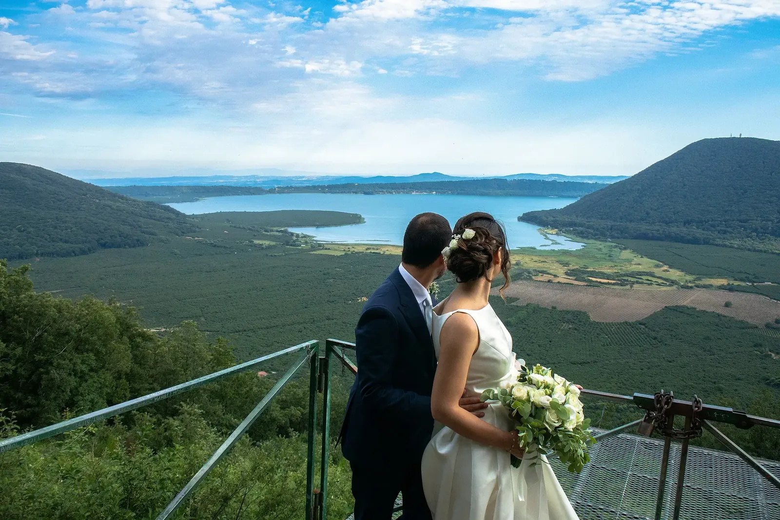Sposi sul belvedere che guarda il Lago di Vico e i monti Cimini